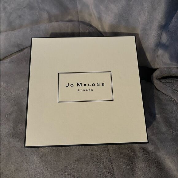 Jo Malone London Gift Box - Picture 1 of 3